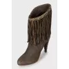 Suede ankle boots decorated with fringes
