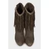 Suede ankle boots decorated with fringes