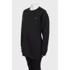 Long, fitted sweatshirt