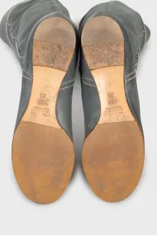 Leather boots with contrast stitching