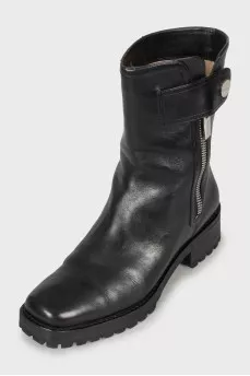 Leather boots with square toe 