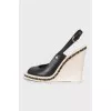 Wedge sandals decorated with chain