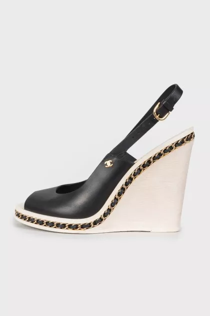 Wedge sandals decorated with chain