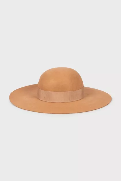 Wool hat with ribbon