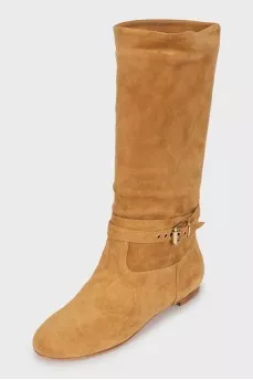 Suede boots decorated with buckle