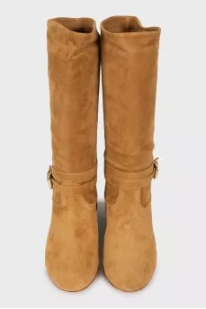 Suede boots decorated with buckle
