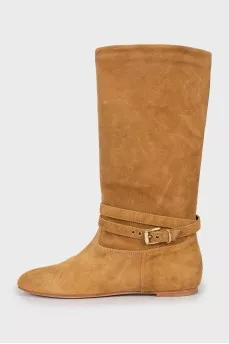 Suede boots decorated with buckle
