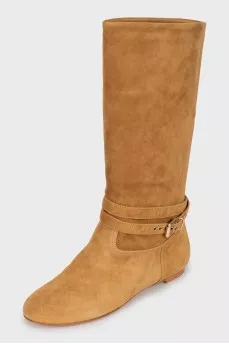 Suede boots decorated with buckle