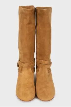 Suede boots decorated with buckle