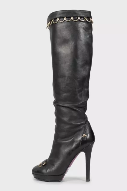 Leather boots with metal decoration