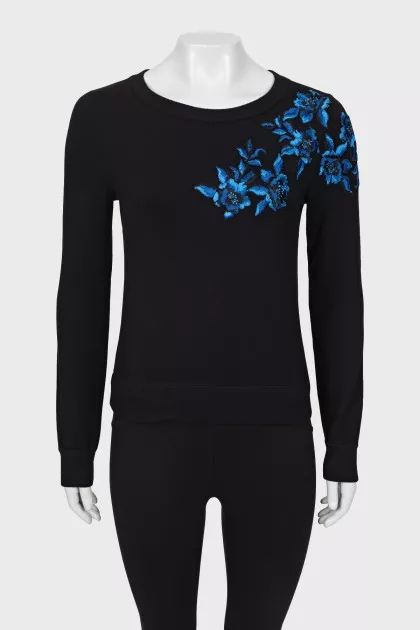 Sweatshirt decorated with embroidery