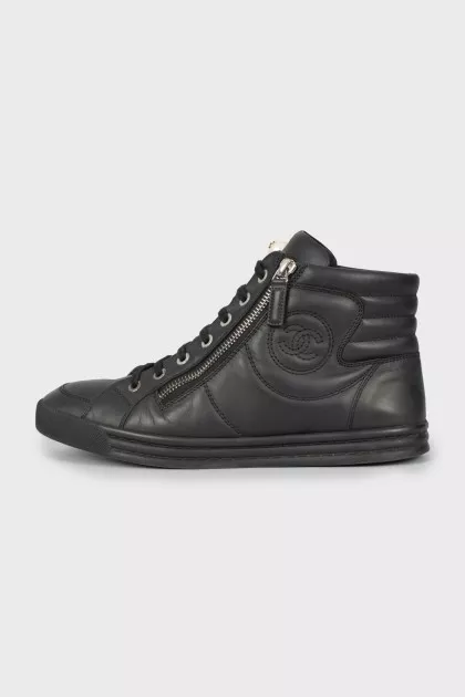 Leather sneakers with embroidered logo