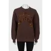Brown sweatshirt with appliqué