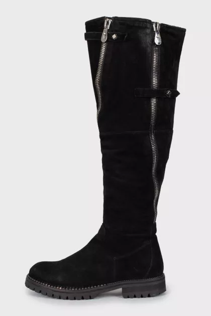 Suede boots decorated with zippers