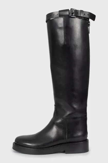 Leather boots decorated with buckle