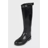 Leather boots decorated with buckle