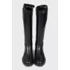 Leather boots decorated with buckle