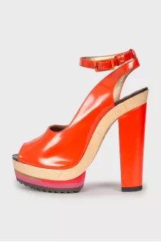 Patent sandals with wooden soles