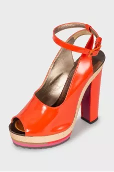 Patent sandals with wooden soles