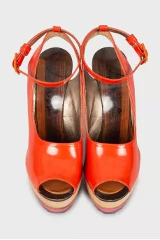 Patent sandals with wooden soles