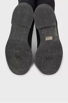 Black boots decorated with pearls