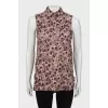 Sleeveless loose-fitting blouse