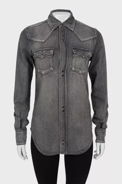 Gray shirt with buttons