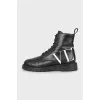 Leather boots with logo on the heel