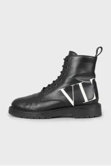 Leather boots with logo on the heel
