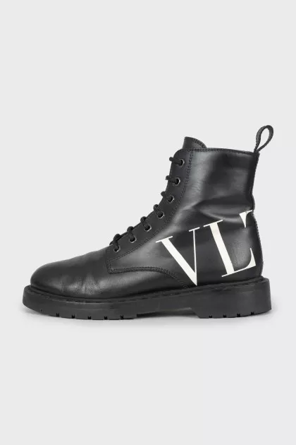 Leather boots with logo on the heel
