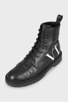 Leather boots with logo on the heel