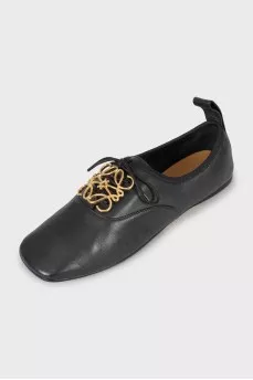 Leather shoes with gold logo