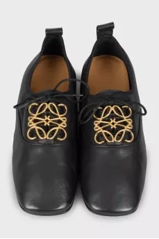 Leather shoes with gold logo