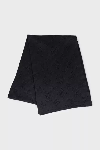 Scarf with perforation and lurex