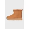 Insulated boots with tag