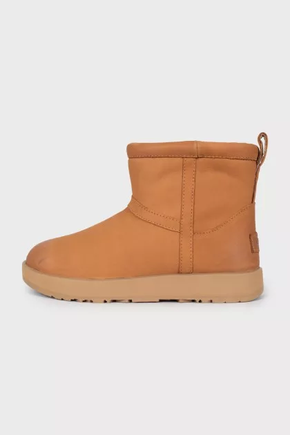 Insulated boots with tag