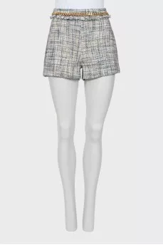 Shorts decorated with a chain at the waist