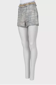 Shorts decorated with a chain at the waist