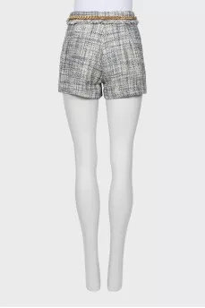 Shorts decorated with a chain at the waist