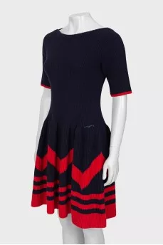 Knitted dress of combined color