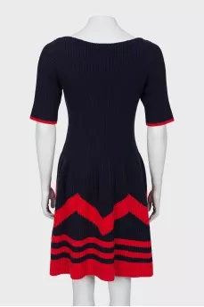 Knitted dress of combined color