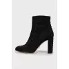 Suede ankle boots decorated with laces