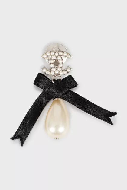 Logo brooch with pearls