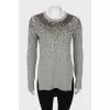 Gray sweater extended at the back