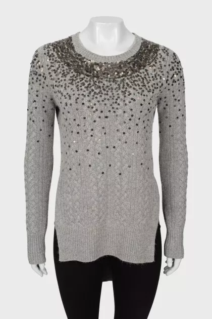 Gray sweater extended at the back