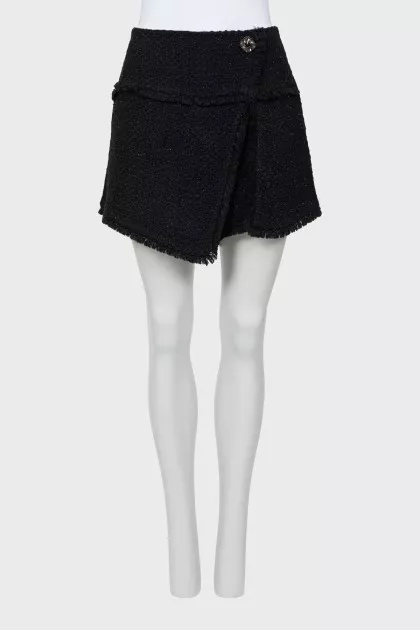 Tweed short skirt with brooch