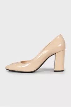 Patent leather shoes with woven toe