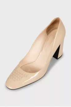 Patent leather shoes with woven toe
