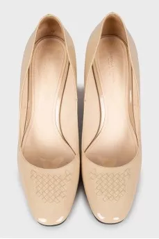Patent leather shoes with woven toe
