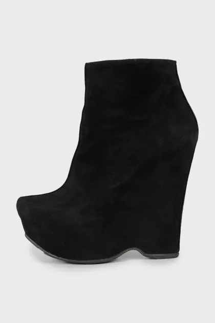Suede ankle boots with shaped wedge